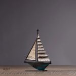 Bateau décoratif sculpté avec des lignes épurées