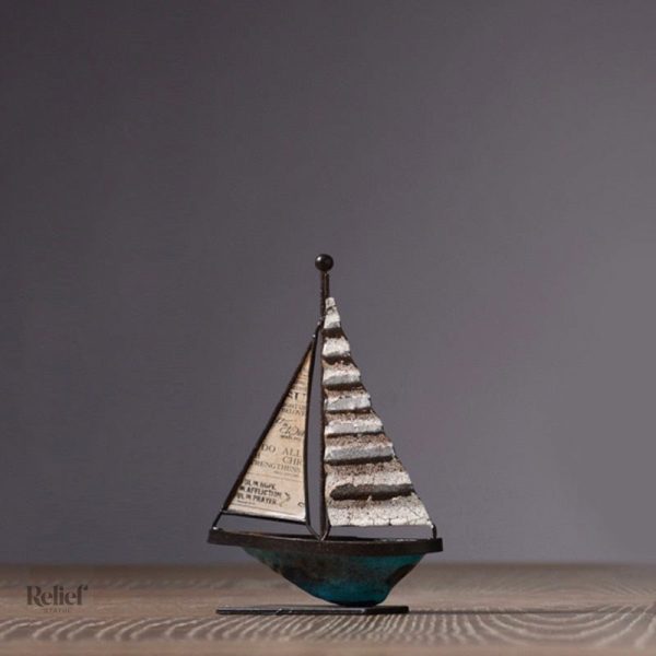 Bateau décoratif sculpté avec des lignes épurées
