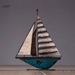 Sculpture moderne de bateau stylisée pour la décoration