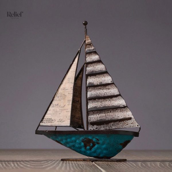 Sculpture moderne de bateau stylisée pour la décoration