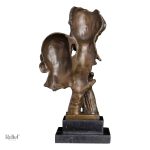 Statue en bronze représentant un couple élégant