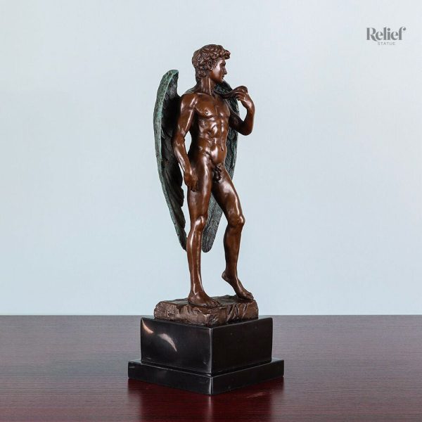 Sculpture en bronze représentant David de Michel-Ange
