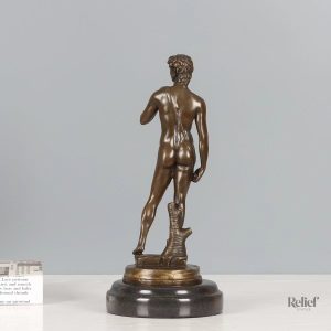 Représentation du David de Michelangelo en bronze