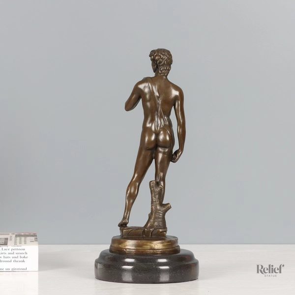 Représentation du David de Michelangelo en bronze