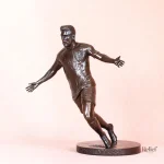 Sculpture représentant Messi, finition en bronze authentique