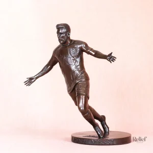 Sculpture représentant Messi, finition en bronze authentique