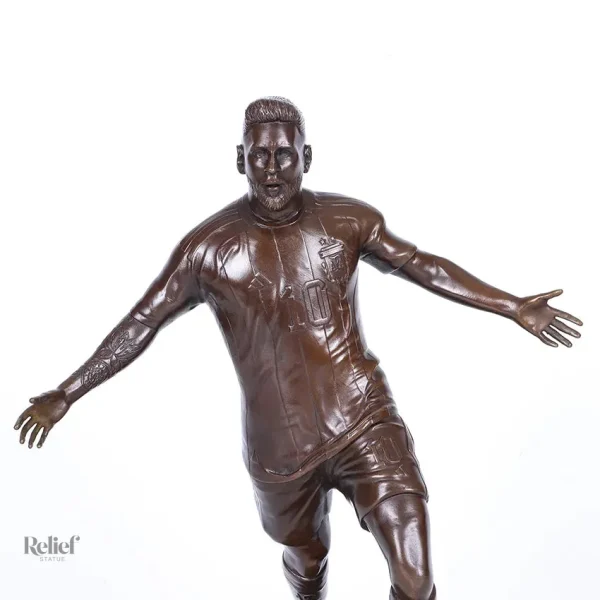 Sculpture sportive en bronze, hommage à Messi