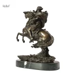 Sculpture en bronze représentant Napoléon à cheval