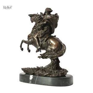 Sculpture en bronze représentant Napoléon à cheval