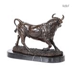 Statue en bronze représentant un taureau, 28 cm