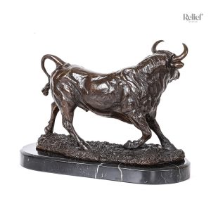 Statue en bronze représentant un taureau, 28 cm