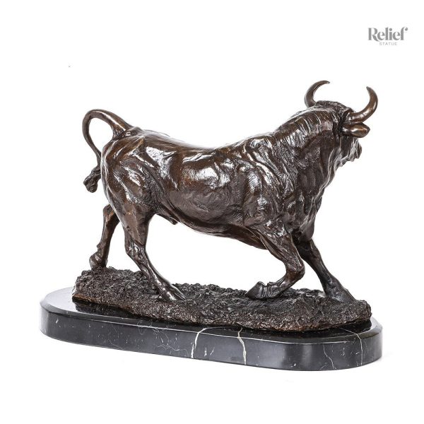 Statue en bronze représentant un taureau, 28 cm