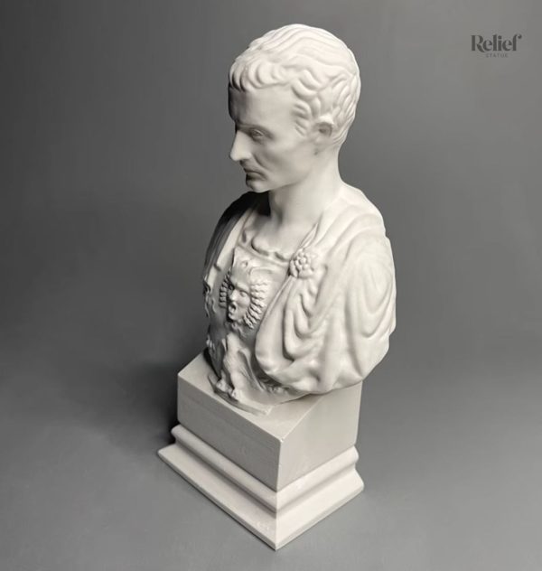 Statue en buste de César, style classique