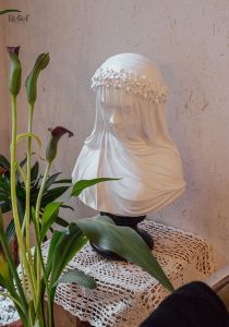 Sculpture de 36 cm de La Vierge Voilée élégante