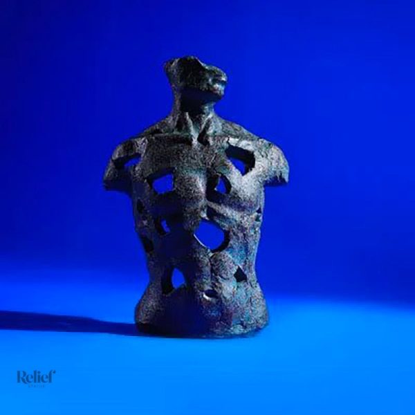 Sculpture contemporaine : buste vibrant en couleur