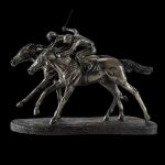Sculpture de cheval et cavalier en posture élégante