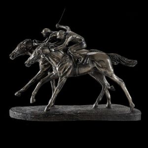 Sculpture de cheval et cavalier en posture élégante