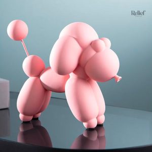 Statue de chien joyeux avec un ballon