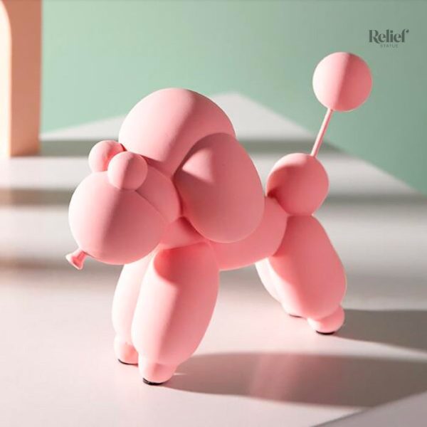 Figurine chien et ballon en résine, style ludique