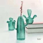 Vase décoratif en verre inspiré par la forme d'un cactus