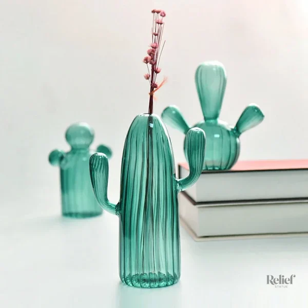 Vase décoratif en verre inspiré par la forme d'un cactus