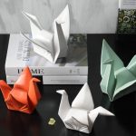 Statue moderne de cygne en papier plié, style origami