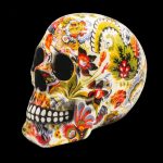 Détails vibrants sur crâne décoratif mexicain 15 cm