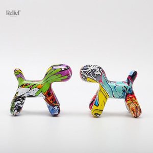 Statue décorative chien dans un style urbain