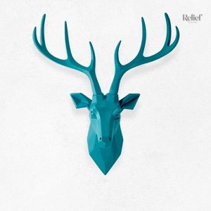 Sculpture murale élégante représentant un cerf
