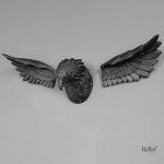 Sculpture murale stylisée représentant un aigle