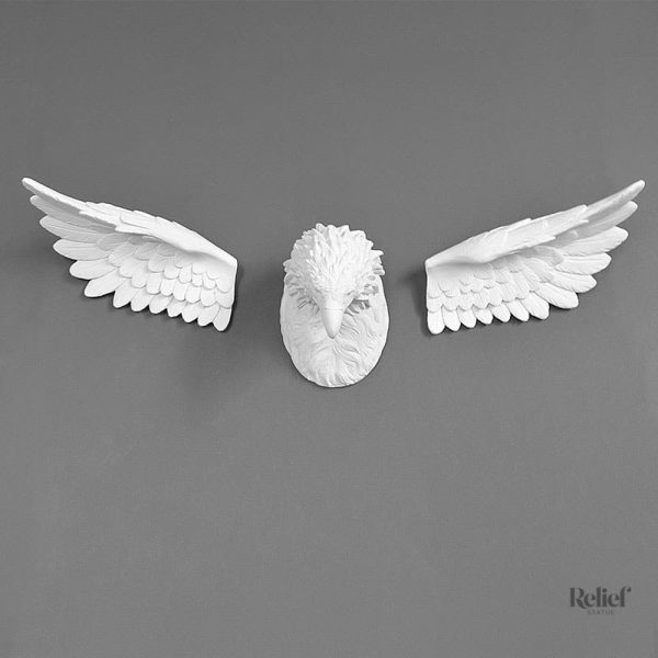 Aigle en sculpture murale, ajout artistique contemporain