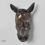 Rhinocéros décoratif en relief pour ambiance conviviale