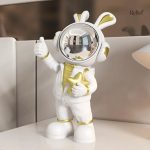 Astronaute en sculpture contemporaine, touché artistique