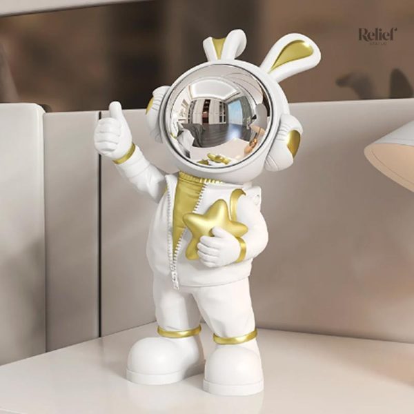 Astronaute en sculpture contemporaine, touché artistique