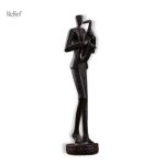 Statue homme figurine musicien en décor élégant