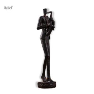 Statue homme figurine musicien en décor élégant