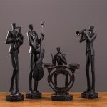 Figurine homme musicien avec un instrument de musique