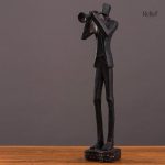 Statue d'un musicien en pleine performance artistique