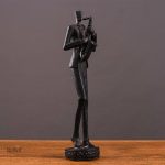 Statue homme en position de jeu, vibrante d'énergie