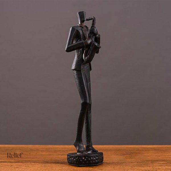 Statue homme en position de jeu, vibrante d'énergie