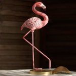 Statue colorée de flamant rose en posture stylée