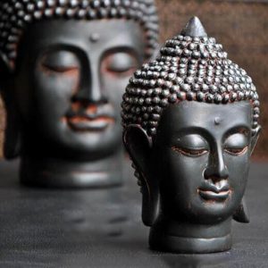 Art bouddhiste contemporain, statue de méditation élégante