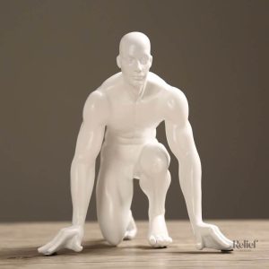 Sculpture athlétique d'un homme nu, mise en valeur artistique