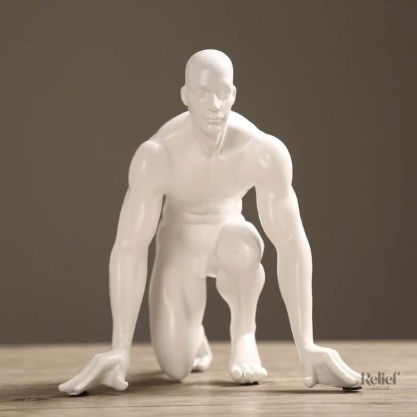Sculpture athlétique d'un homme nu, mise en valeur artistique