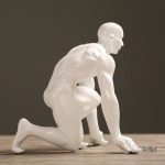Représentation en statue d'un homme athlète, expressif et élégant