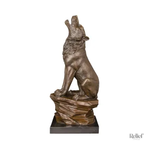 Statue en bronze représentant un loup majestueux