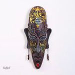 Masque africain avec peintures traditionnelles