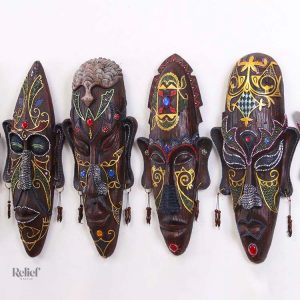 Masque décoratif africain avec motifs colorés
