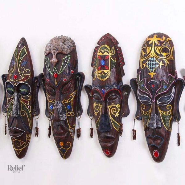 Masque décoratif africain avec motifs colorés