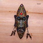 Masque africain avec embellissements artisanaux